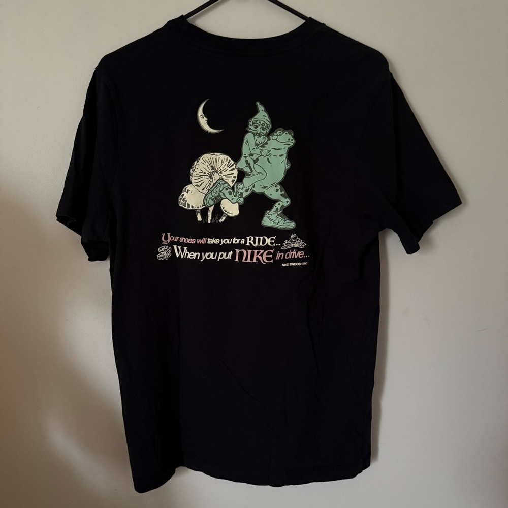 Nike Men's T-Shirt - Picture 2 of 4